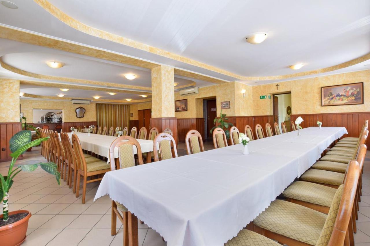 Hotel Stary Ratusz Kostomloty ภายนอก รูปภาพ