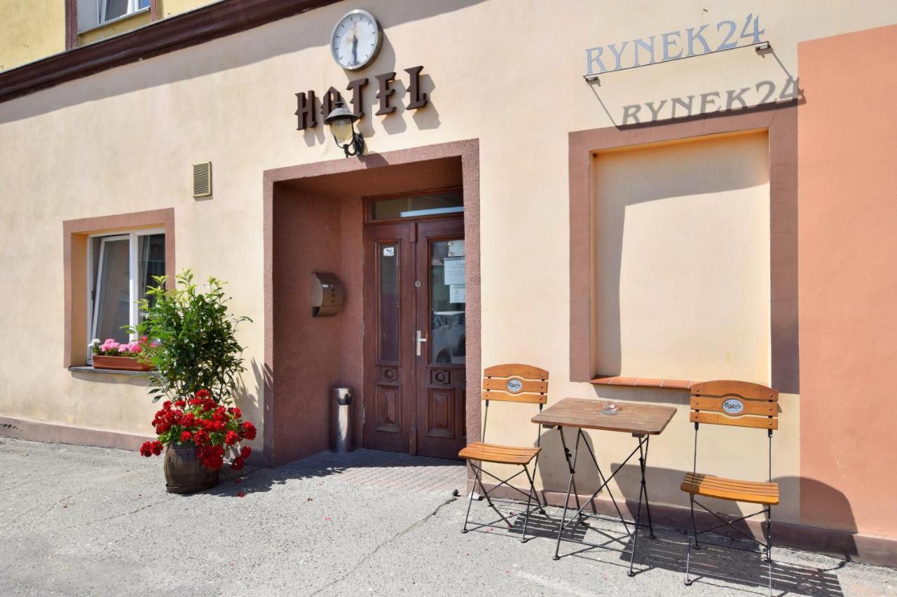 Hotel Stary Ratusz Kostomloty ภายนอก รูปภาพ