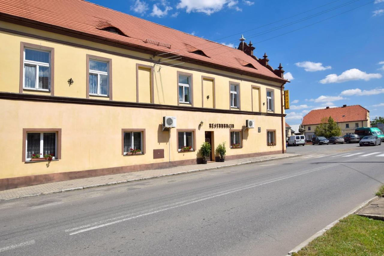 Hotel Stary Ratusz Kostomloty ภายนอก รูปภาพ