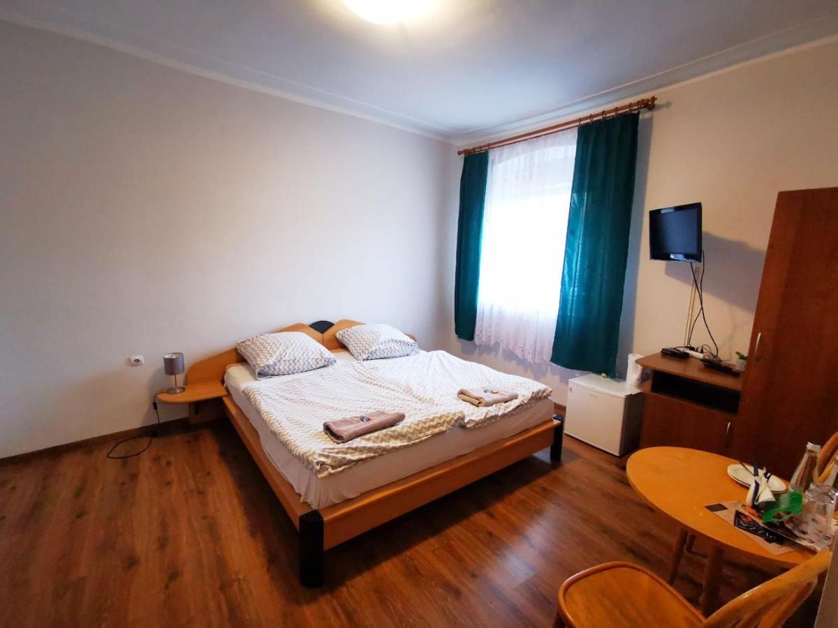 Hotel Stary Ratusz Kostomloty ภายนอก รูปภาพ