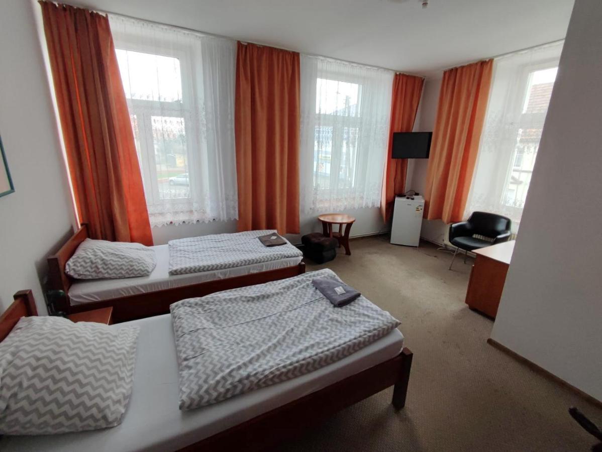 Hotel Stary Ratusz Kostomloty ภายนอก รูปภาพ